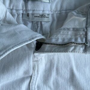 Elevate your wardrobe with this timeless white Banana Republic skirt.